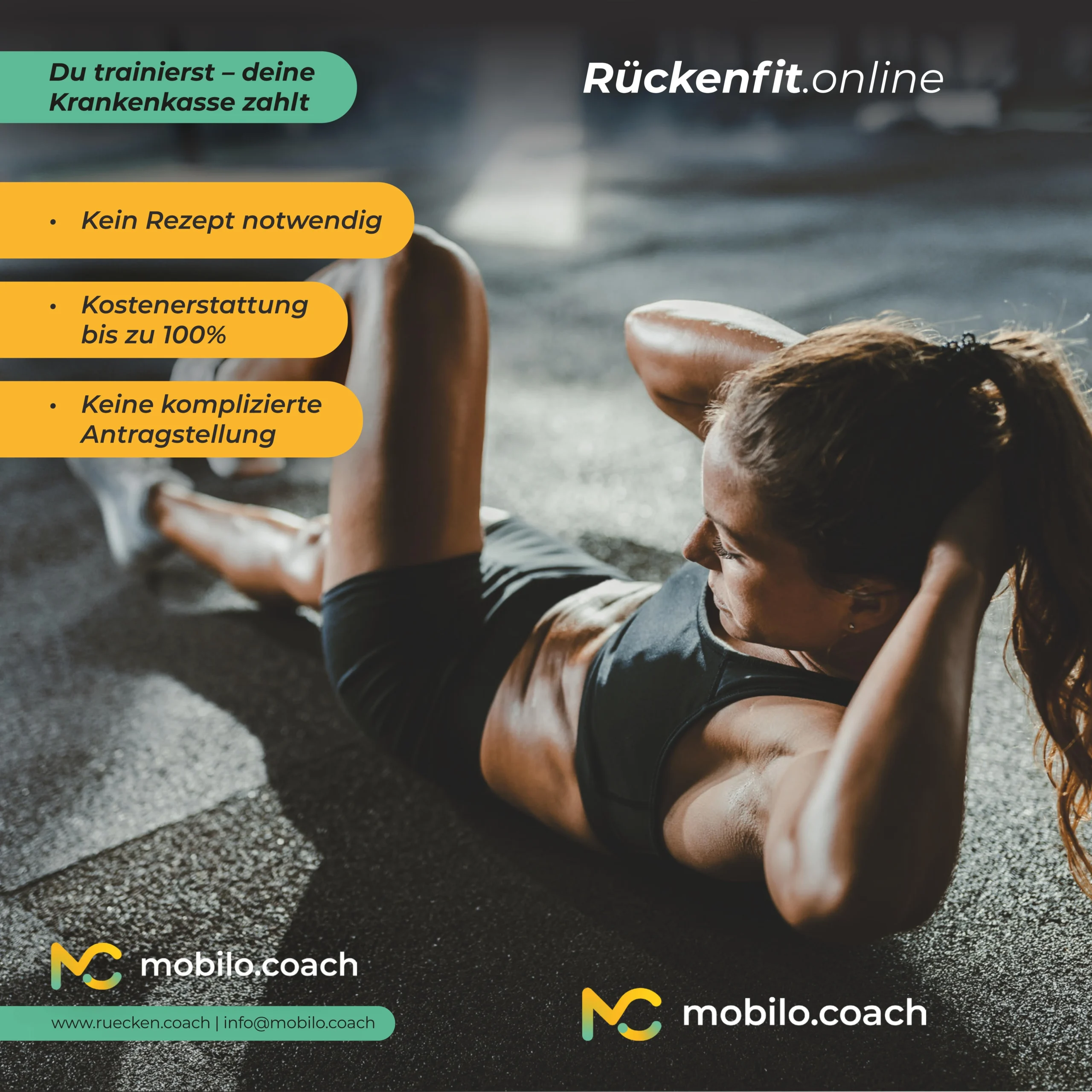 Muskulöse Frau mit Pferdeschwanz führt eine intensive Crunch-Übung auf dem Boden eines dunklen Fitnessstudios aus.